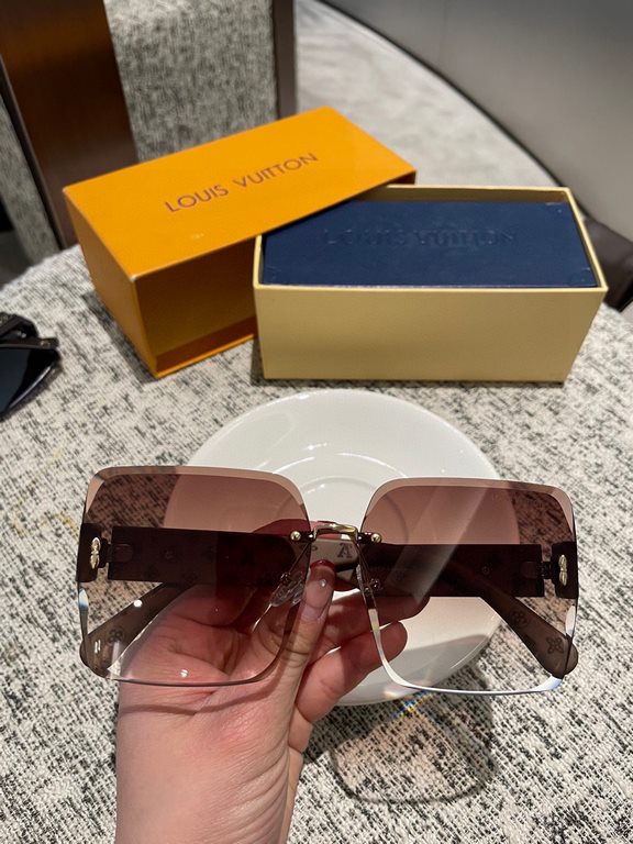 LV Women's Polarized Sunglasses   Classic four-leaf clover elements   Retro style Super love, show the fashionable big brand style