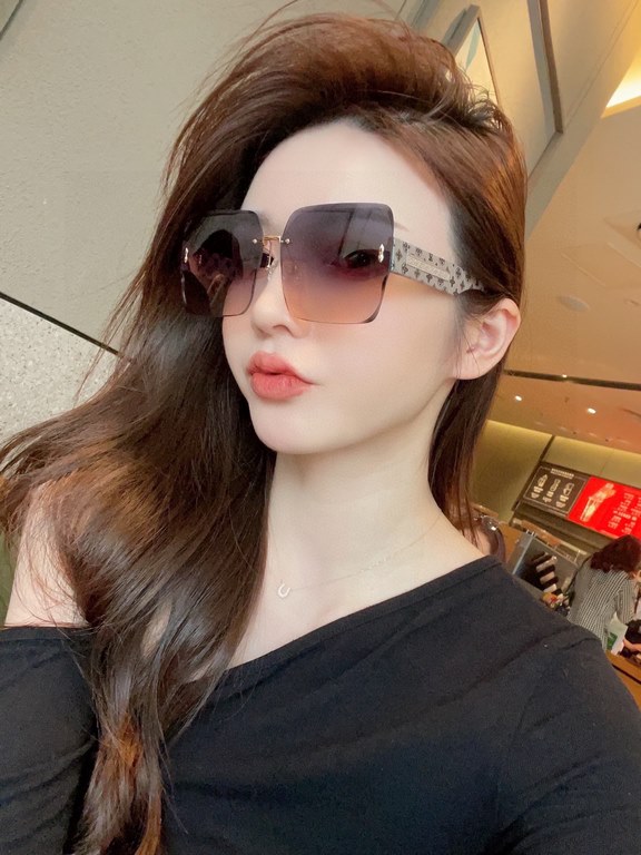 LV Women's Polarized Sunglasses   Classic four-leaf clover elements   Retro style Super love, show the fashionable big brand style