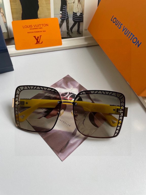 New Louis Vuitton LV women's sunglasses   HD nylon lenses, classic four-leaf clover elements   Retro style Fashion face repair Big brand model Fashion style (No. 7227)