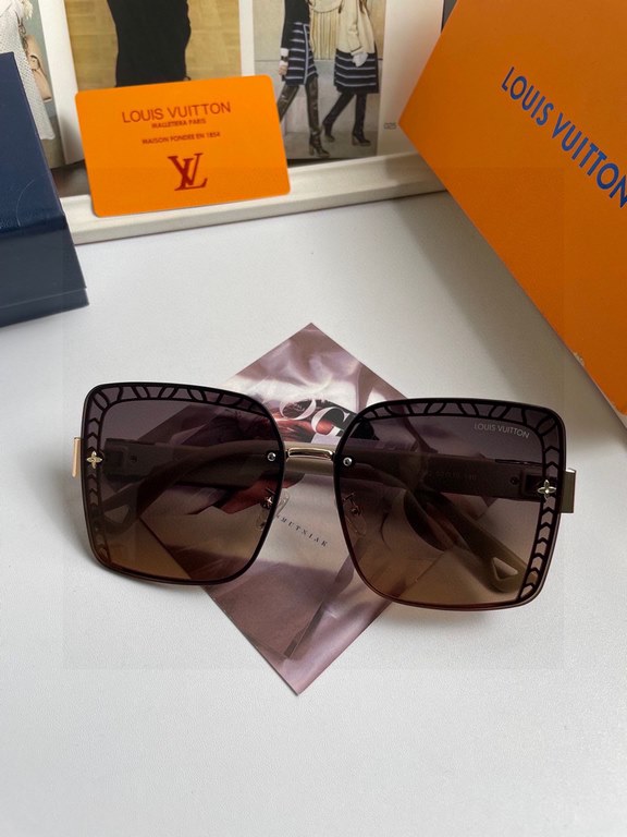 New Louis Vuitton LV women's sunglasses   HD nylon lenses, classic four-leaf clover elements   Retro style Fashion face repair Big brand model Fashion style (No. 7227)