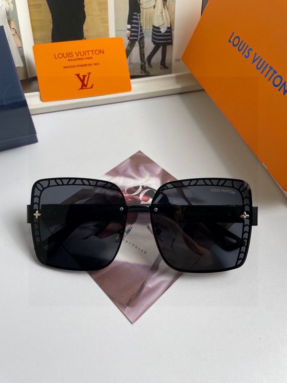 New Louis Vuitton LV women's sunglasses   HD nylon lenses, classic four-leaf clover elements   Retro style Fashion face repair Big brand model Fashion style (No. 7227)