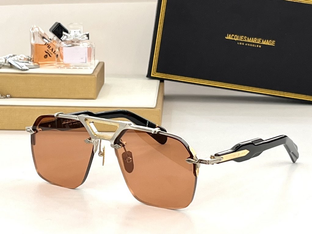 JACQUES MARIE MAGE Ceiling GradeJAPANESE HANDMADE EYEWEAR The frames are made of thick metal to create a vintage box, while the front side of the frame retains its slim lines, showing the work of a professional. The over