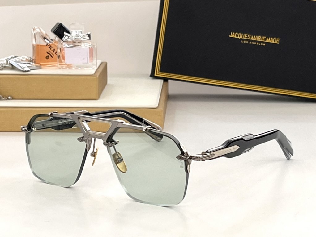 JACQUES MARIE MAGE Ceiling GradeJAPANESE HANDMADE EYEWEAR The frames are made of thick metal to create a vintage box, while the front side of the frame retains its slim lines, showing the work of a professional. The over