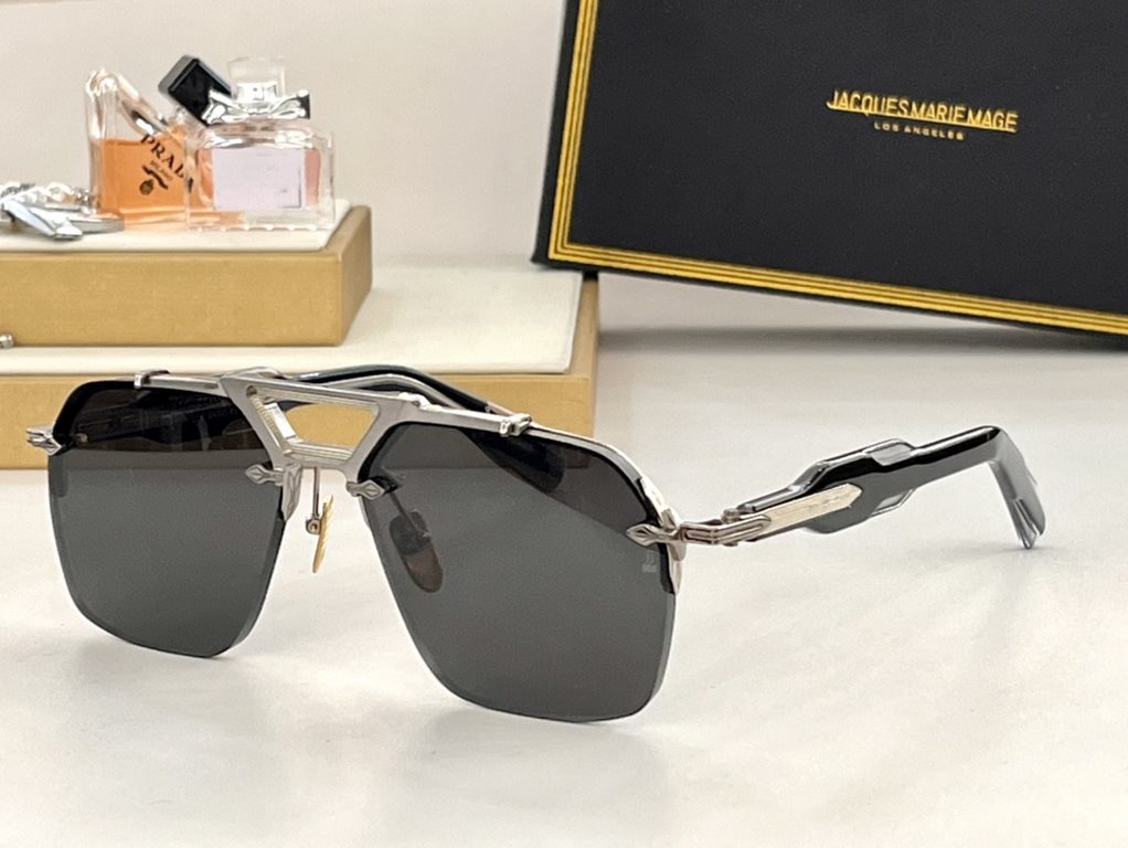 JACQUES MARIE MAGE Ceiling GradeJAPANESE HANDMADE EYEWEAR The frames are made of thick metal to create a vintage box, while the front side of the frame retains its slim lines, showing the work of a professional. The over