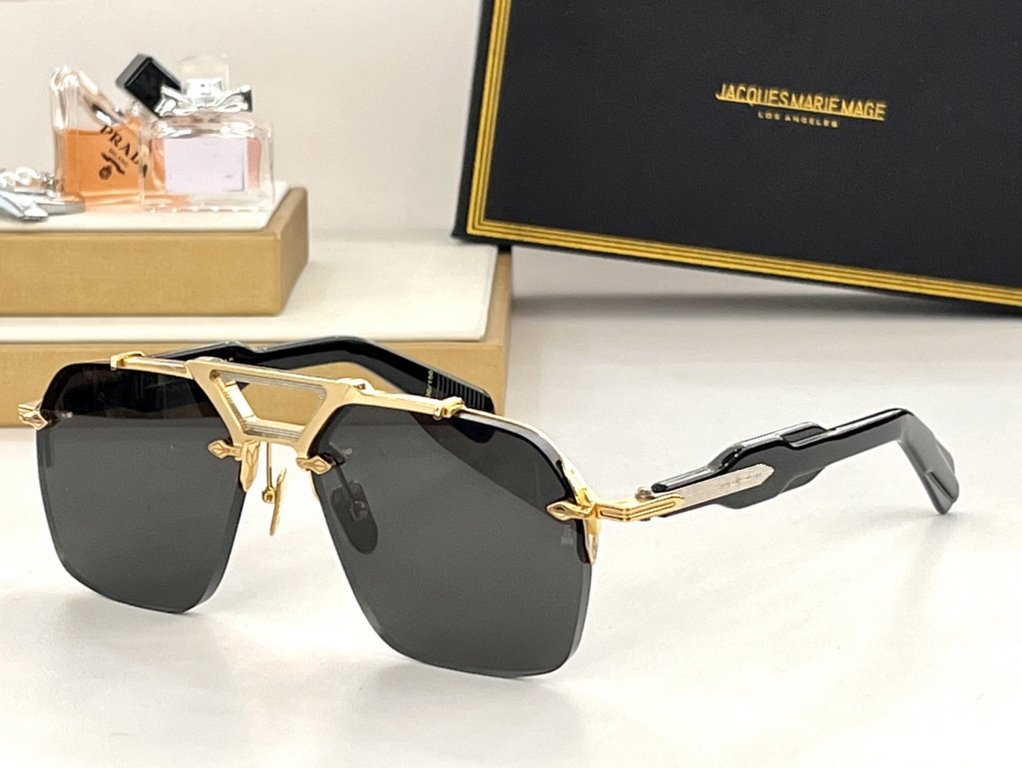 JACQUES MARIE MAGE Ceiling GradeJAPANESE HANDMADE EYEWEAR The frames are made of thick metal to create a vintage box, while the front side of the frame retains its slim lines, showing the work of a professional. The over