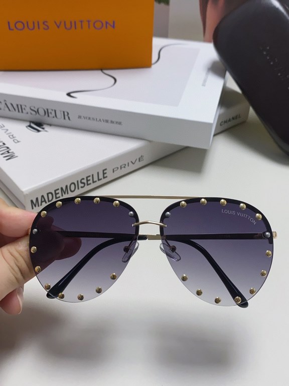 Lv Louis Vuitton New metal rivets large frame sunglasses Europe and the United States ladies sunglasses fashion toad sunglasses sunglasses retro