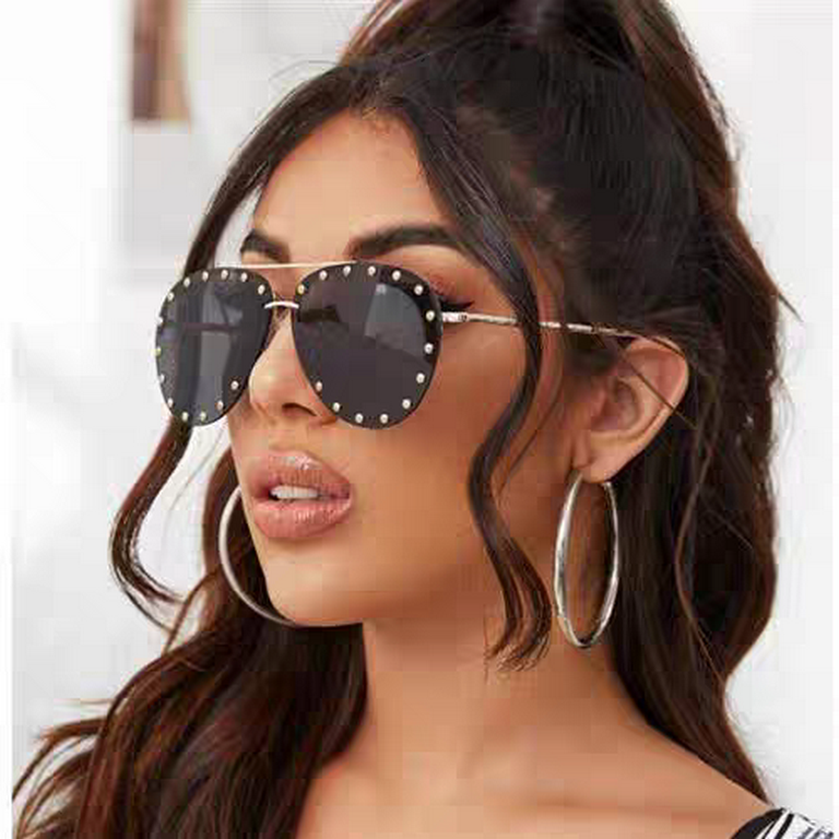 Lv Louis Vuitton New metal rivets large frame sunglasses Europe and the United States ladies sunglasses fashion toad sunglasses sunglasses retro