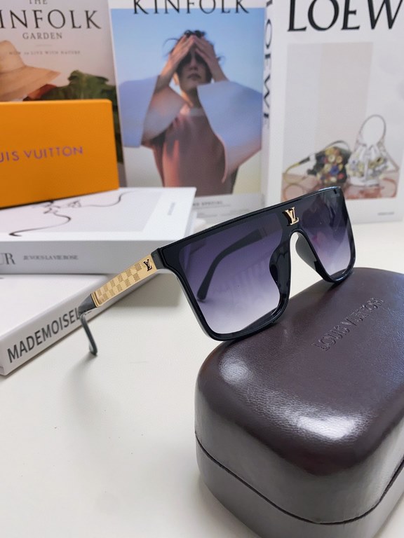 LV Louis Vuitton, the lens logo will not affect the line of sight at all!Very heavy duty! The details are so many that it's trenchantCreates a sharp front frame shapeBringing an unrivaled sense of style to the wearer.The