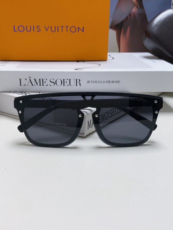 LV Louis Vuitton Alphabet Collection L.V Internet Explosion In stock in large quantities. In stock. In stock LOUIS VUITTO Original LV cut edge rimless shape Gorgeous turn with infinite taste Patterned design Classic uniq