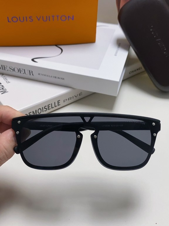 LV Louis Vuitton Alphabet Collection L.V Internet Explosion In stock in large quantities. In stock. In stock LOUIS VUITTO Original LV cut edge rimless shape Gorgeous turn with infinite taste Patterned design Classic uniq