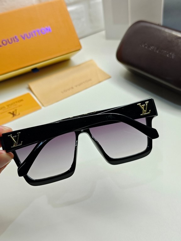 Lv Men's SunglassesLv this series of sunglasses are very good to see the hand in kind especially texture low-key luxury feeling ~ small to 20 little puppy big to 50-year-old uncle can handle!