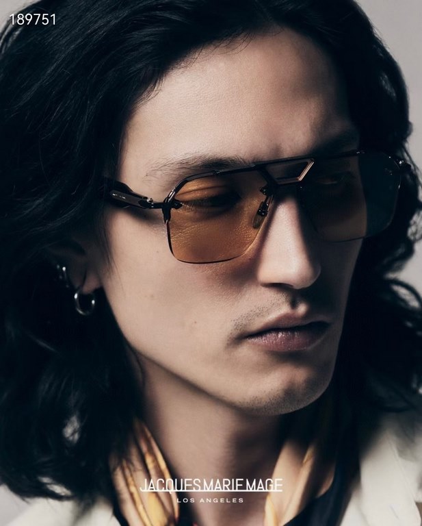 JACQUES MARIE MAGE Ceiling GradeJAPANESE HANDMADE EYEWEAR The frames are made of thick metal to create a vintage box, while the front side of the frame retains its slim lines, showing the work of a professional. The over