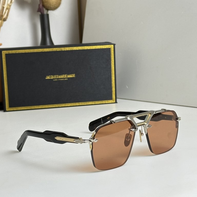 JACQUES MARIE MAGE Ceiling GradeJAPANESE HANDMADE EYEWEAR The frames are made of thick metal to create a vintage box, while the front side of the frame retains its slim lines, showing the work of a professional. The over