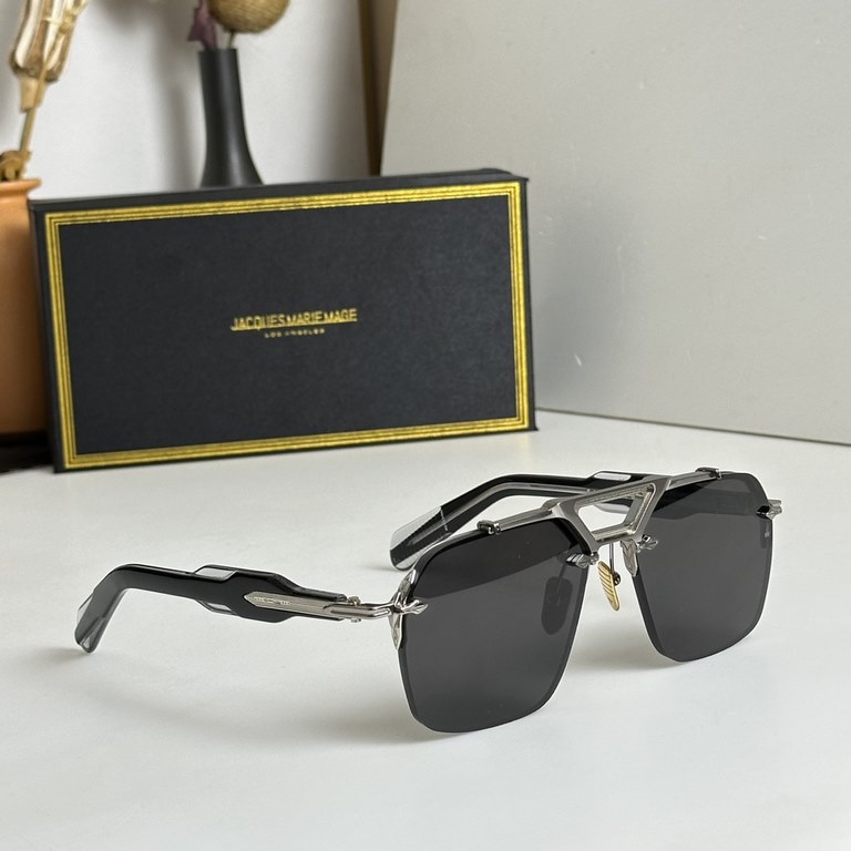 JACQUES MARIE MAGE Ceiling GradeJAPANESE HANDMADE EYEWEAR The frames are made of thick metal to create a vintage box, while the front side of the frame retains its slim lines, showing the work of a professional. The over