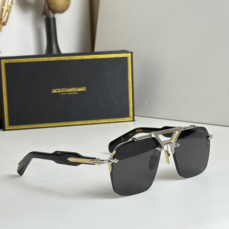 JACQUES MARIE MAGE Ceiling GradeJAPANESE HANDMADE EYEWEAR The frames are made of thick metal to create a vintage box, while the front side of the frame retains its slim lines, showing the work of a professional. The over