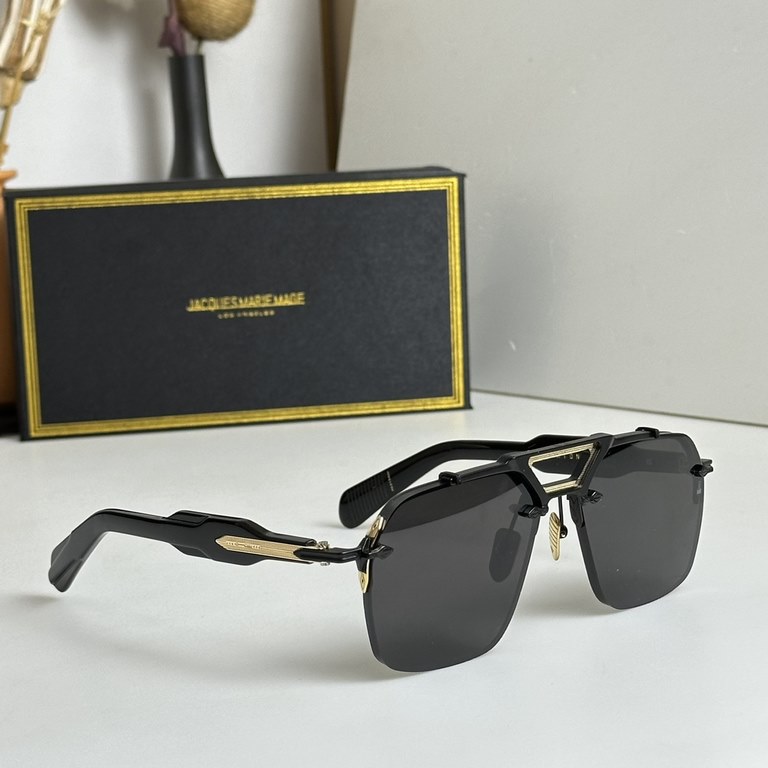 JACQUES MARIE MAGE Ceiling GradeJAPANESE HANDMADE EYEWEAR The frames are made of thick metal to create a vintage box, while the front side of the frame retains its slim lines, showing the work of a professional. The over