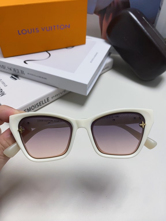 Lv Louis Vuitton 2024 new sunglasses classic family old flower with female senior sense show face small UV protection sunglasses retro simple large frame thin small red book the same models