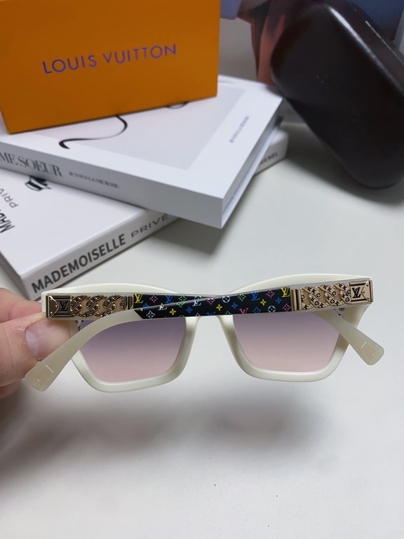 Lv Louis Vuitton 2024 new sunglasses classic family old flower with female senior sense show face small UV protection sunglasses retro simple large frame thin small red book the same models