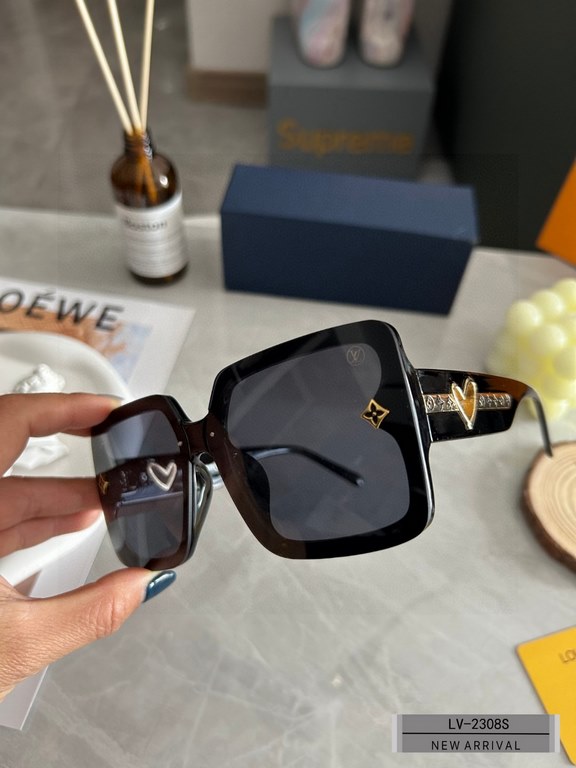 . [Louis Vuitton - LV . [Polaroid Resin Polarized Lenses] . [TR Frames Lightweight and Comfortable to Wear] . [size 58-17-149, ] . [  2023 new sunglasses to reduce the burden of glare, star models, blocking harmful light