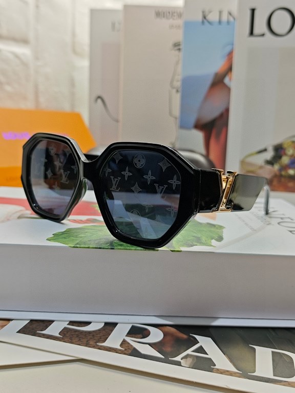 lv Louis Vuitton large frame sunglasses sunglasses classic box design, not pick face type, whether with a coat or dress are very temperament prevention UV 4 colors