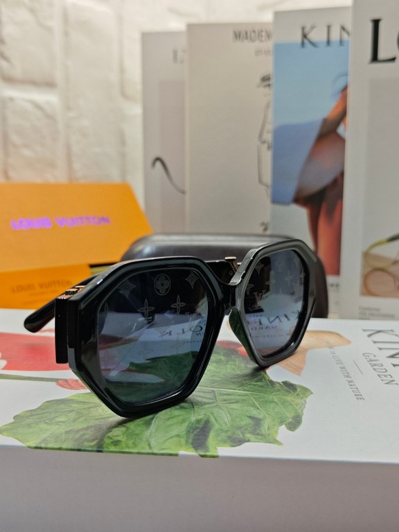 lv Louis Vuitton large frame sunglasses sunglasses classic box design, not pick face type, whether with a coat or dress are very temperament prevention UV 4 colors