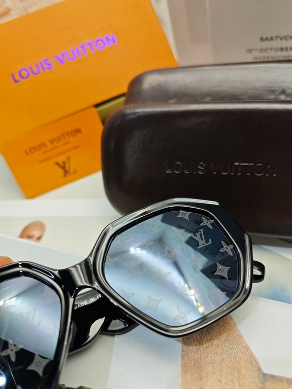 lv Louis Vuitton large frame sunglasses sunglasses classic box design, not pick face type, whether with a coat or dress are very temperament prevention UV 4 colors