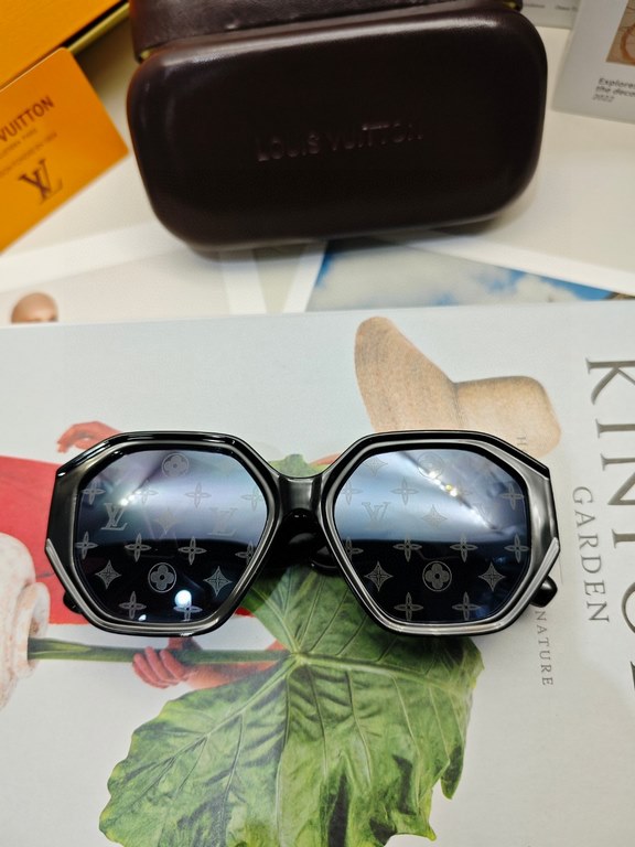 lv Louis Vuitton large frame sunglasses sunglasses classic box design, not pick face type, whether with a coat or dress are very temperament prevention UV 4 colors