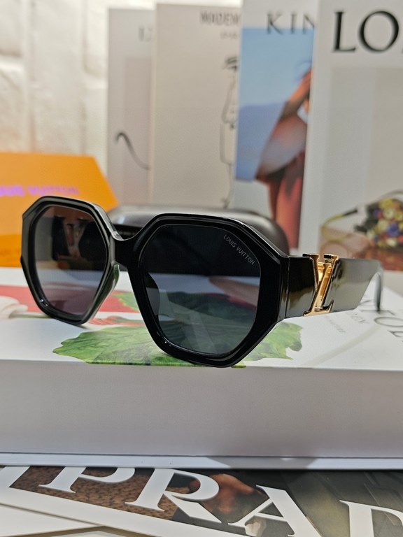 lv Louis Vuitton large frame sunglasses sunglasses classic box design, not pick face type, whether with a coat or dress are very temperament prevention UV 4 colors