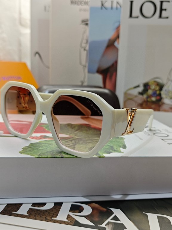 lv Louis Vuitton large frame sunglasses sunglasses classic box design, not pick face type, whether with a coat or dress are very temperament prevention UV 4 colors