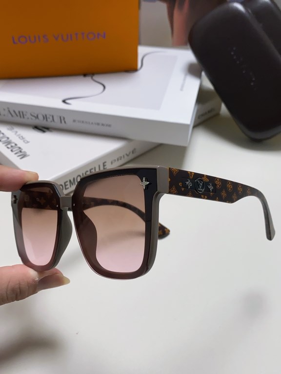 lv Louis Vuitton large frame sunglasses sunglasses classic box design, not pick face type, whether with a coat or a dress are very temperament polarized lenses to prevent ultraviolet rays