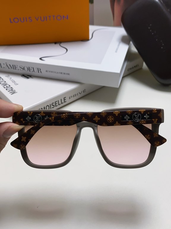 lv Louis Vuitton large frame sunglasses sunglasses classic box design, not pick face type, whether with a coat or a dress are very temperament polarized lenses to prevent ultraviolet rays