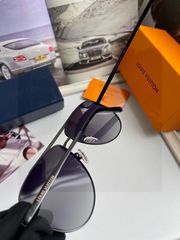 . New   Brand Louis Vuitton LV Original single quality men and women with the same polarized sunglasses   Material high-definition Polaroid polarized lenses, imported alloy printed logo mirror legs. Small frame exquisite