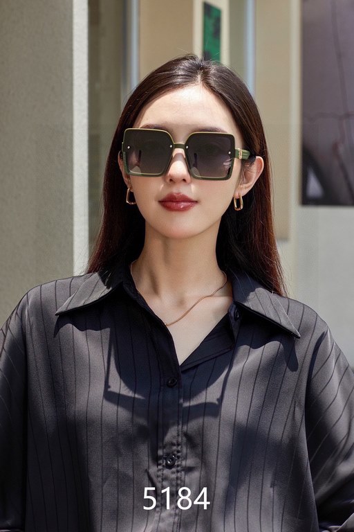 The latest LV women's polarized sunglasses   Classic four-leaf clover elements    Retro style   Live models                  5184