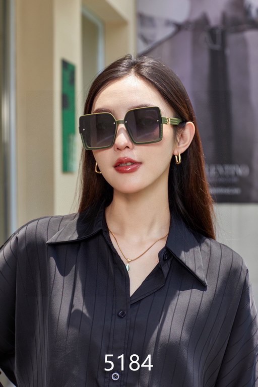 The latest LV women's polarized sunglasses   Classic four-leaf clover elements    Retro style   Live models                  5184