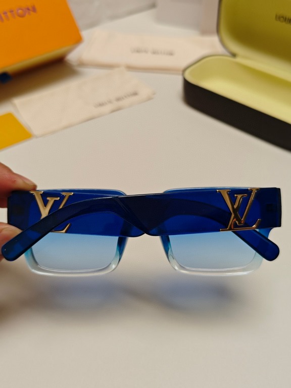 LV Louis Vuitton new sunglasses retro personality avant-garde sunglasses model model high quality plate high quality box