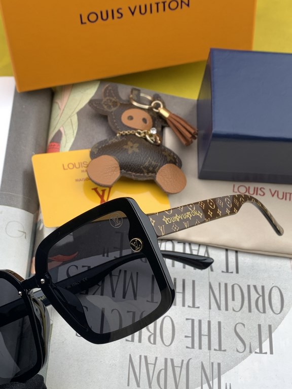 [TR Polarized Series] lv large frame sunglasses sunglasses classic box design, not pick face type, whether with a coat or dress are very temperamentally polarized lenses to prevent ultraviolet Model L8001