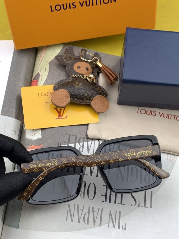 [TR Polarized Series] lv large frame sunglasses sunglasses classic box design, not pick face type, whether with a coat or dress are very temperamentally polarized lenses to prevent ultraviolet Model L8001