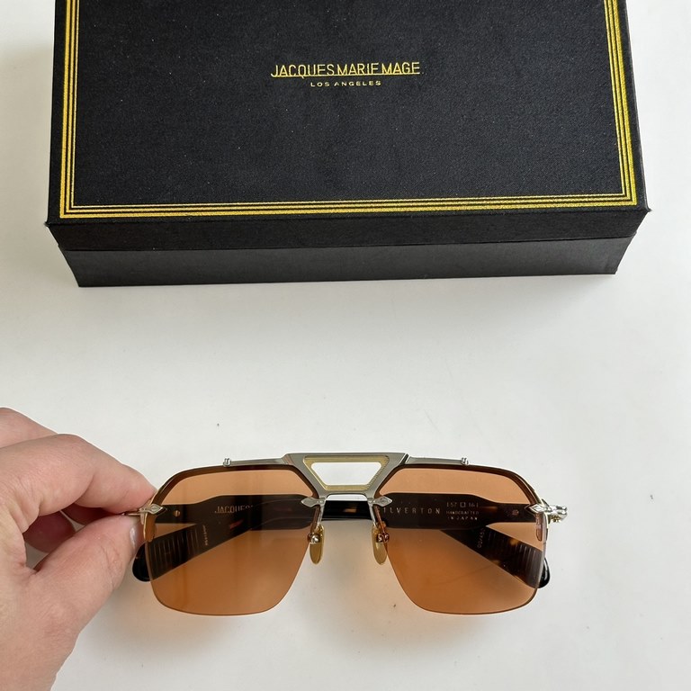 JACQUES MARIE MAGE Ceiling GradeJAPANESE HANDMADE EYEWEAR The frames are made of thick metal to create a vintage box, while the front side of the frame retains its slim lines, showing the work of a professional. The over