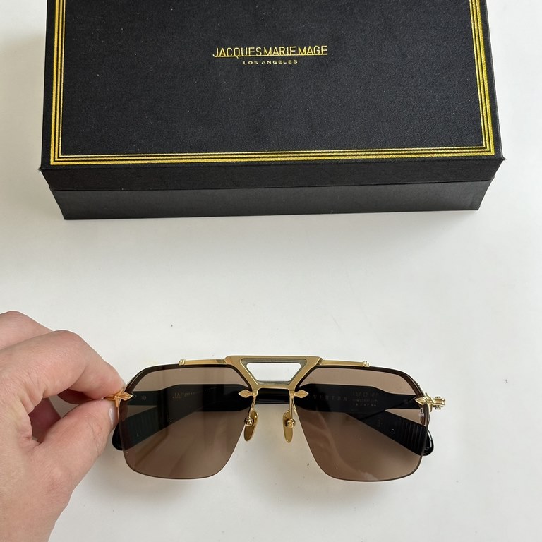 JACQUES MARIE MAGE Ceiling GradeJAPANESE HANDMADE EYEWEAR The frames are made of thick metal to create a vintage box, while the front side of the frame retains its slim lines, showing the work of a professional. The over