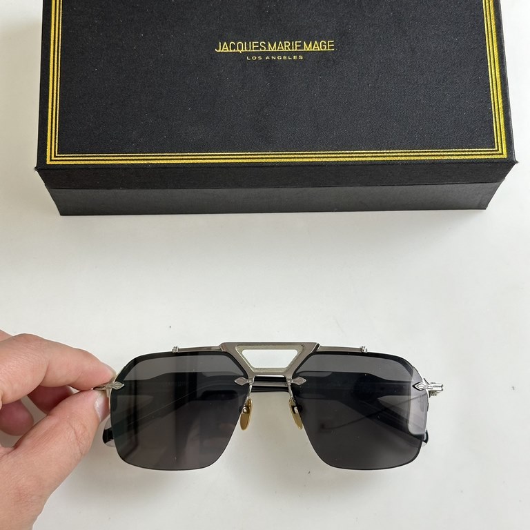 JACQUES MARIE MAGE Ceiling GradeJAPANESE HANDMADE EYEWEAR The frames are made of thick metal to create a vintage box, while the front side of the frame retains its slim lines, showing the work of a professional. The over