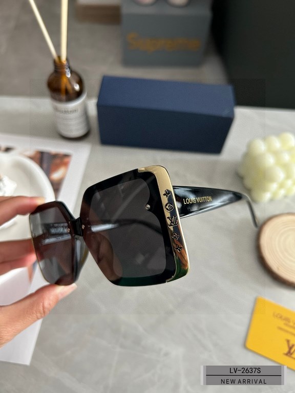 . [Louis Vuitton - LV . [Polaroid Resin Polarized Lenses] . [TR Frames Lightweight and Comfortable to Wear] . [size 60-17-149, ] . [ 2023 new sunglasses to reduce the burden of glare, star models, blocking harmful light 