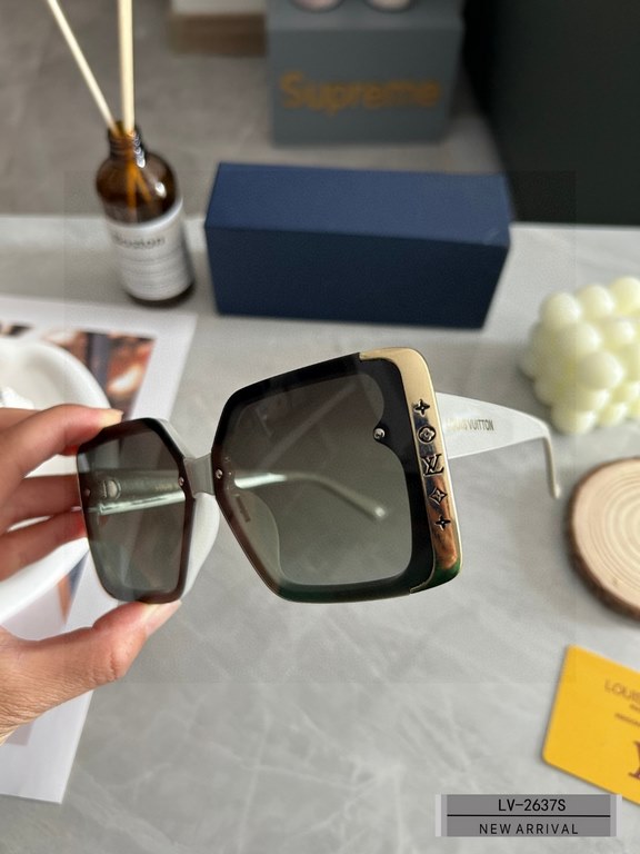 . [Louis Vuitton - LV . [Polaroid Resin Polarized Lenses] . [TR Frames Lightweight and Comfortable to Wear] . [size 60-17-149, ] . [ 2023 new sunglasses to reduce the burden of glare, star models, blocking harmful light 