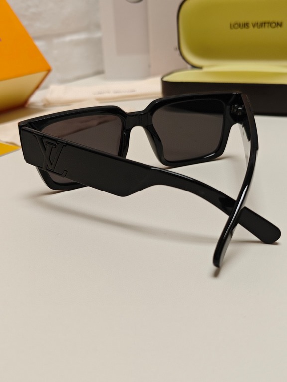 LV Louis Vuitton new sunglasses retro personality avant-garde sunglasses model model high quality plate high quality box