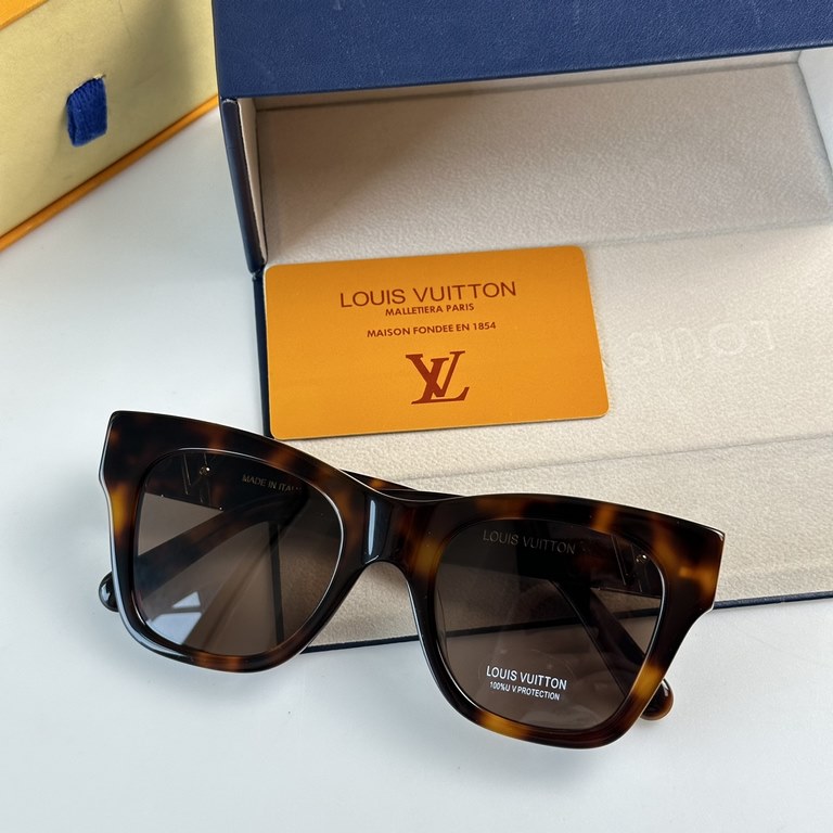 223 LOUIS VUITTO Z1647W The LV initials elegantly inlaid on the temples show the brand's mastery of craftsmanship DETAILS original  SIZE 50-21 145