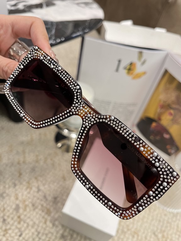 Beautiful to the point of screaming   [Z2396W] high version shipment  Wang Hedi lv show full of stars sunglasses How many babies waiting ta