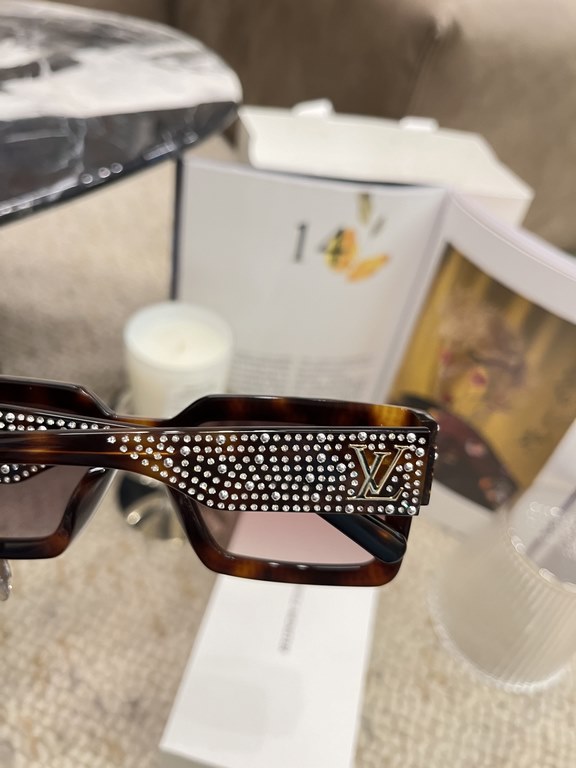 Beautiful to the point of screaming   [Z2396W] high version shipment  Wang Hedi lv show full of stars sunglasses How many babies waiting ta