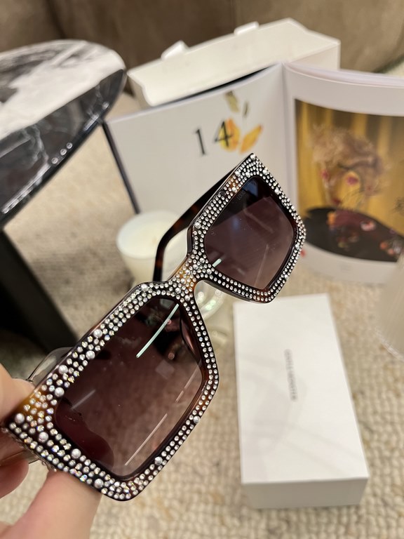 Beautiful to the point of screaming   [Z2396W] high version shipment  Wang Hedi lv show full of stars sunglasses How many babies waiting ta