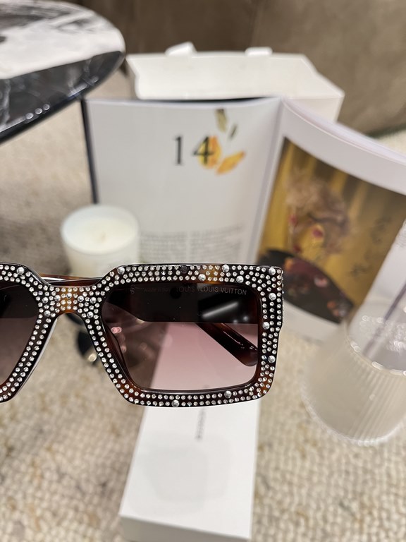 Beautiful to the point of screaming   [Z2396W] high version shipment  Wang Hedi lv show full of stars sunglasses How many babies waiting ta