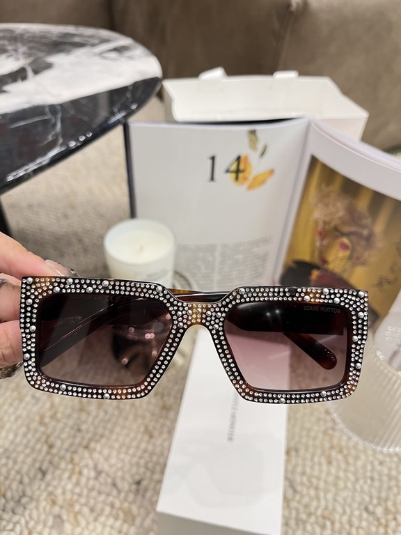 Beautiful to the point of screaming   [Z2396W] high version shipment  Wang Hedi lv show full of stars sunglasses How many babies waiting ta