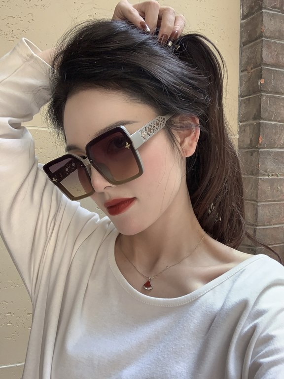 LV sunglasses tide official website model with models [Rose] [Rose] four-leaf clover   exquisite personality design simple fashion high quality worth having absolutely tide explosion throughout the summer new models L551